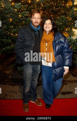 19. Roncalli Weihnachtscircus Andreas Pietschmann mit Ehefrau Jasmin Tabatabai beim 19. Roncalli Weihnachtscirque im Tempodrom am am 22.12.2023 à Berlin. *** 19 Roncalli Weihnachtscirque Andreas Pietschmann avec sa femme Jasmin Tabatabai au Roncalli Weihnachtscirque 19 au Tempodrom le 22 12 2023 à Berlin Copyright : xEventpressxKochanx Banque D'Images