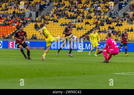 Wellington, Nouvelle-Zélande. 23 décembre 2023. Kostas Barbarouses (7, Wellington Phoenix) s'étire pour obtenir une touche importante. Wellington Phoenix contre Western Sydney Wanderers. A-League Men. Sky Stadium. Wellington. Nouvelle-Zélande (Joe SERCI/SPP) crédit : SPP Sport Press photo. /Alamy Live News Banque D'Images