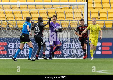 Wellington, Nouvelle-Zélande. 23 décembre 2023. Le gardien de but de Wellington Phoenix Alexander Paulsen affirme que c'est la deuxième fois qu'il est battu. Wellington Phoenix contre Western Sydney Wanderers. A-League Men. Sky Stadium. Wellington. Nouvelle-Zélande (Joe SERCI/SPP) crédit : SPP Sport Press photo. /Alamy Live News Banque D'Images