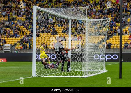 Wellington, Nouvelle-Zélande. 23 décembre 2023. Kostas Barbarouses (7, Wellington Phoenix) obtient son tir au but. Wellington Phoenix contre Western Sydney Wanderers. A-League Men. Sky Stadium. Wellington. Nouvelle-Zélande (Joe SERCI/SPP) crédit : SPP Sport Press photo. /Alamy Live News Banque D'Images