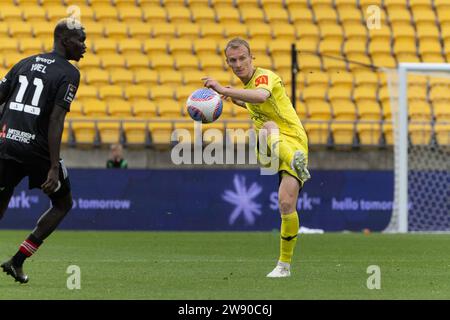 Wellington, Nouvelle-Zélande. 23 décembre 2023. Nicolas Pennington obtient son autorisation de mise de côté. Wellington Phoenix contre Western Sydney Wanderers. A-League Men. Sky Stadium. Wellington. Nouvelle-Zélande (Joe SERCI/SPP) crédit : SPP Sport Press photo. /Alamy Live News Banque D'Images