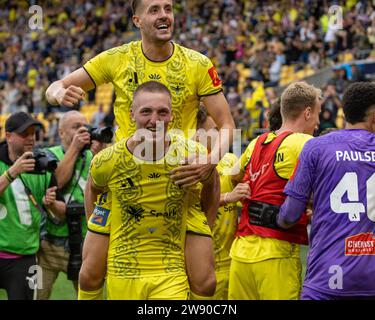 Wellington, Nouvelle-Zélande. 23 décembre 2023. Wellington Phoenix célèbre le premier but marqué par Kostas Barbarouses (7, Wellington Phoenix). Wellington Phoenix contre Western Sydney Wanderers. A-League Men. Sky Stadium. Wellington. Nouvelle-Zélande (Joe SERCI/SPP) crédit : SPP Sport Press photo. /Alamy Live News Banque D'Images