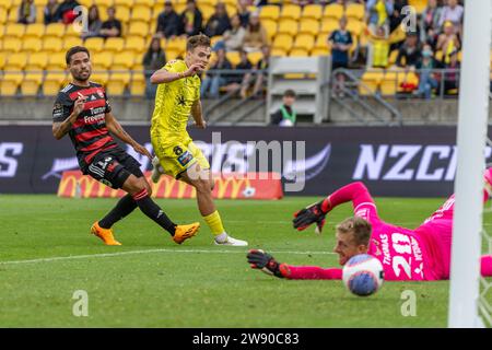 Wellington, Nouvelle-Zélande. 23 décembre 2023. La grève du milieu de terrain Benjamin Old de Wellington Phoenix échappe au gardien Lawrence Thomas. Wellington Phoenix contre Western Sydney Wanderers. A-League Men. Sky Stadium. Wellington. Nouvelle-Zélande (Joe SERCI/SPP) crédit : SPP Sport Press photo. /Alamy Live News Banque D'Images