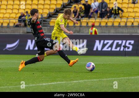 Wellington, Nouvelle-Zélande. 23 décembre 2023. Le milieu de terrain de Wellington Phoenix Benjamin Old obtient une frappe au but. Wellington Phoenix contre Western Sydney Wanderers. A-League Men. Sky Stadium. Wellington. Nouvelle-Zélande (Joe SERCI/SPP) crédit : SPP Sport Press photo. /Alamy Live News Banque D'Images