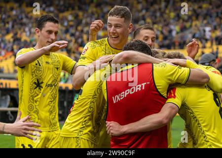 Wellington, Nouvelle-Zélande. 23 décembre 2023. Wellington Phoenix célèbre un but marqué par Benjamin Old (8, Wellington Phoenix). Wellington Phoenix contre Western Sydney Wanderers. A-League Men. Sky Stadium. Wellington. Nouvelle-Zélande (Joe SERCI/SPP) crédit : SPP Sport Press photo. /Alamy Live News Banque D'Images