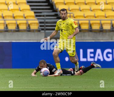 Wellington, Nouvelle-Zélande. 23 décembre 2023. Kosta Barbarouses (7, Wellington Phoenix) bat son adversaire. Wellington Phoenix contre Western Sydney Wanderers. A-League Men. Sky Stadium. Wellington. Nouvelle-Zélande (Joe SERCI/SPP) crédit : SPP Sport Press photo. /Alamy Live News Banque D'Images