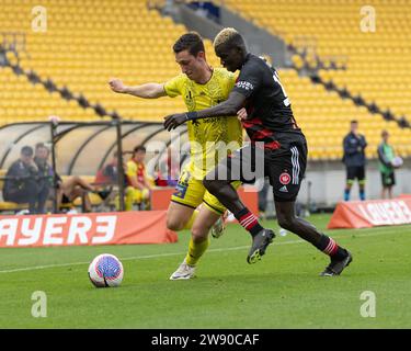 Wellington, Nouvelle-Zélande. 23 décembre 2023. Bozhidar Kraev (11, Wellington Phoenix) lance une croix. Wellington Phoenix contre Western Sydney Wanderers. A-League Men. Sky Stadium. Wellington. Nouvelle-Zélande (Joe SERCI/SPP) crédit : SPP Sport Press photo. /Alamy Live News Banque D'Images