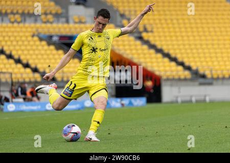 Wellington, Nouvelle-Zélande. 23 décembre 2023. Bozhidar Kraev (11, Wellington Phoenix) lance une croix. Wellington Phoenix contre Western Sydney Wanderers. A-League Men. Sky Stadium. Wellington. Nouvelle-Zélande (Joe SERCI/SPP) crédit : SPP Sport Press photo. /Alamy Live News Banque D'Images