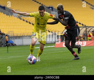 Wellington, Nouvelle-Zélande. 23 décembre 2023. Bozhidar Kraev (11, Wellington Phoenix) lance une croix. Wellington Phoenix contre Western Sydney Wanderers. A-League Men. Sky Stadium. Wellington. Nouvelle-Zélande (Joe SERCI/SPP) crédit : SPP Sport Press photo. /Alamy Live News Banque D'Images