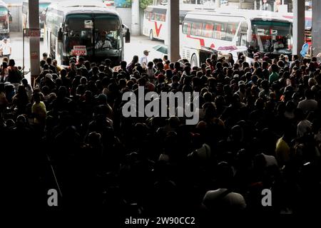 Quezon City, Metro Manila, Philippines. 23 décembre 2023. Les passagers font la queue en attendant de monter à bord de leur bus désigné à un terminal de bus à Quezon City, aux Philippines. 23 décembre 2023. Des millions de Philippins devraient affluer vers les bus terminalsÂ et les ports pour se rendre à Manille et en revenir pour célébrer la saison des fêtes. (Image de crédit : © Basilio Sepe/ZUMA Press Wire) USAGE ÉDITORIAL SEULEMENT! Non destiné à UN USAGE commercial ! Banque D'Images