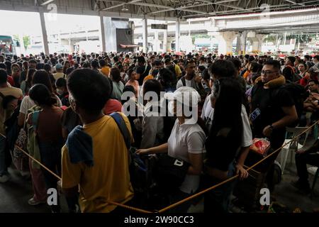 Quezon City, Metro Manila, Philippines. 23 décembre 2023. Les passagers font la queue en attendant de monter à bord de leur bus désigné à un terminal de bus à Quezon City, aux Philippines. 23 décembre 2023. Des millions de Philippins devraient affluer vers les bus terminalsÂ et les ports pour se rendre à Manille et en revenir pour célébrer la saison des fêtes. (Image de crédit : © Basilio Sepe/ZUMA Press Wire) USAGE ÉDITORIAL SEULEMENT! Non destiné à UN USAGE commercial ! Banque D'Images