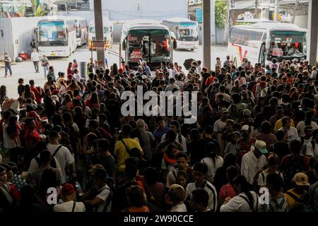 Quezon City, Metro Manila, Philippines. 23 décembre 2023. Les passagers font la queue en attendant de monter à bord de leur bus désigné à un terminal de bus à Quezon City, aux Philippines. 23 décembre 2023. Des millions de Philippins devraient affluer vers les bus terminalsÂ et les ports pour se rendre à Manille et en revenir pour célébrer la saison des fêtes. (Image de crédit : © Basilio Sepe/ZUMA Press Wire) USAGE ÉDITORIAL SEULEMENT! Non destiné à UN USAGE commercial ! Banque D'Images