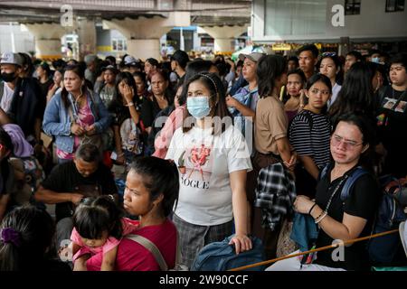 Quezon City, Metro Manila, Philippines. 23 décembre 2023. Les passagers font la queue en attendant de monter à bord de leur bus désigné à un terminal de bus à Quezon City, aux Philippines. 23 décembre 2023. Des millions de Philippins devraient affluer vers les bus terminalsÂ et les ports pour se rendre à Manille et en revenir pour célébrer la saison des fêtes. (Image de crédit : © Basilio Sepe/ZUMA Press Wire) USAGE ÉDITORIAL SEULEMENT! Non destiné à UN USAGE commercial ! Banque D'Images