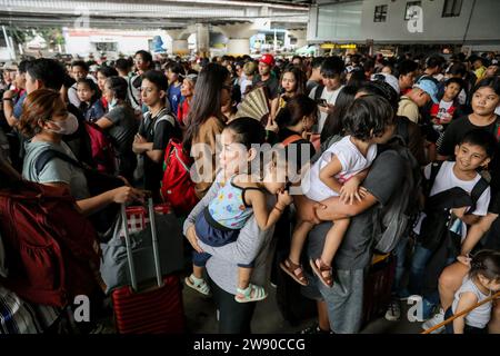 Quezon City, Metro Manila, Philippines. 23 décembre 2023. Les passagers font la queue en attendant de monter à bord de leur bus désigné à un terminal de bus à Quezon City, aux Philippines. 23 décembre 2023. Des millions de Philippins devraient affluer vers les bus terminalsÂ et les ports pour se rendre à Manille et en revenir pour célébrer la saison des fêtes. (Image de crédit : © Basilio Sepe/ZUMA Press Wire) USAGE ÉDITORIAL SEULEMENT! Non destiné à UN USAGE commercial ! Banque D'Images