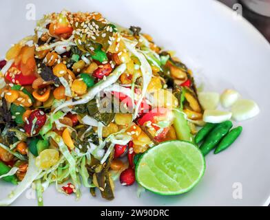 Salade de feuilles de thé birmane, Myanmar appelée recette de Lahpet Thoke. Vue en gros plan. Banque D'Images