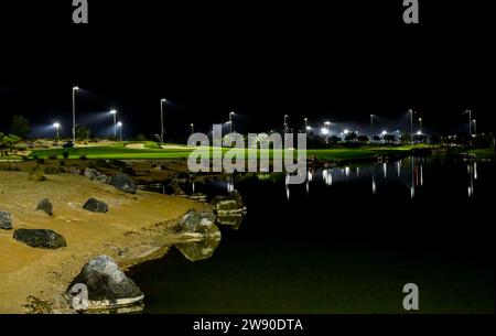 Abu Dhabi, Émirats arabes Unis. 07 décembre 2023. Une vue générale du parcours de golf. The Yas Acres and Country Club, Night Golf, Abu Dhabi, Émirats arabes Unis. Le parcours de golf de 9 trous conçu par Fry/Straka, de 3700 yards (3,383 mètres), est situé dans la communauté Yas au centre-ville d'Abu Dhabi, il sert de centre culturel et social pour les habitants et les ex-pats. Crédit : SOPA Images Limited/Alamy Live News Banque D'Images