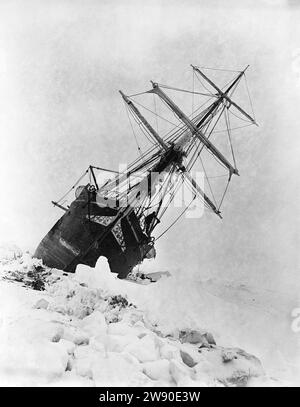 Photo non datée du bateau Endurance pris entre deux immenses banquises. Le navire perdu de Sir Ernest Shackleton sera l'une des épaves les plus facilement accessibles malgré le fait qu'il reste sous la mer, a déclaré l'équipe chargée de préserver le site. Endurance est restée coincée dans la glace et a coulé dans la mer de Weddell au large des côtes de l'Antarctique en 1915, et a été perdue jusqu'à ce qu'elle soit localisée par une expédition dirigée par les Britanniques l'an dernier, des mois après le 100e anniversaire de la mort de Shackleton. Date d'émission : samedi 23 décembre 2023. Banque D'Images