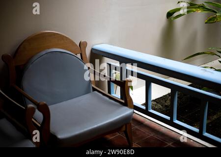 Belle terrasse ou balcon avec chaise. Vue sur le balcon de la maison de la terrasse image vintage. Chaise en bois sur balcon. Banque D'Images