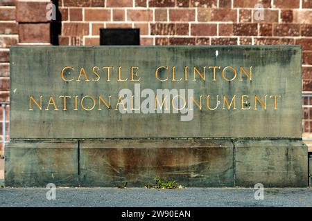 Photo du panneau indiquant Castle Clinton ou fort Clinton, monument national situé à la pointe sud de Manhattan, à New York (USA). Banque D'Images