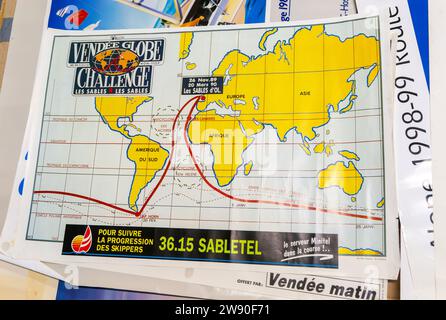 Pile d'affiches vintage en vente aux enchères - le Vendée Globe Challenge Around the World Sailing Event 1989-1990 Banque D'Images