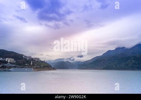Les trois Gorges du fleuve Yangtze en Chine. La rivière coule à travers des gorges étroites entre des falaises abruptes, créant des paysages naturels époustouflants. Banque D'Images