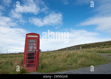 Une ancienne cabine téléphonique dans la campagne de l'île de Skye Banque D'Images