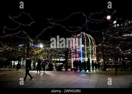 Londres, Royaume-Uni. 22 décembre 2023. L'installation artistique à l'extérieur de la gare de King Cross s'illumine d'un éclairage festif. Crédit : SOPA Images Limited/Alamy Live News Banque D'Images