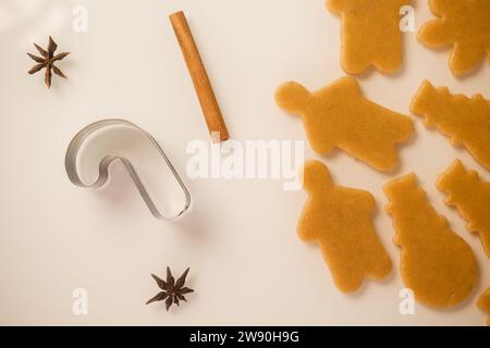 Fond de boulangerie. Biscuits en pain d'épice sous forme de flocons de neige, un bonhomme de neige. Banque D'Images