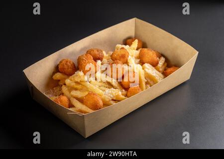 Délicieux, savoureux frites avec boules de popcorn de poulet. Frire des pommes de terre ou un apéritif, restauration rapide. Plat de croustilles dorées croustillantes. Banque D'Images