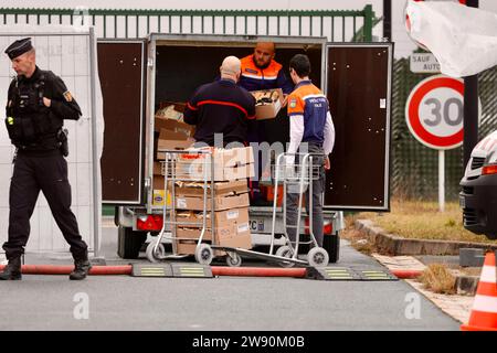 Marne, France. 23 décembre 2023. © PHOTOPQR/l'UNION DE REIMS/REMY WASSLART ; VATRY ; 23/12/2023 ; l'aéroport de Paris-Vatry (Marne) est fermé aux passagers depuis jeudi 21 décembre et l'arrivée d'un avion en provenance des émirats arabes Unis. L'appareil, qui transportait 303 Indiens, est immobilisé depuis 24 heures pour des soucis de traite d'êtres humains. Deux passagers ont été placés en garde à vue. L’aéroport Paris-Vatry (Marne) est fermé aux passagers depuis le jeudi 21 décembre et l’arrivée d’un avion en provenance des Emirats Arabes Unis. Le p Banque D'Images