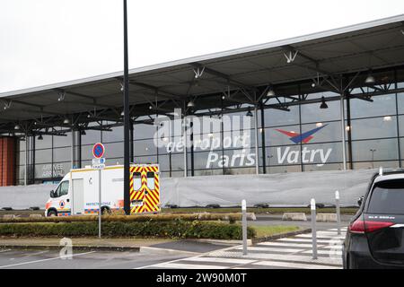 Marne, France. 23 décembre 2023. © PHOTOPQR/l'UNION DE REIMS/REMY WASSLART ; VATRY ; 23/12/2023 ; l'aéroport de Paris-Vatry (Marne) est fermé aux passagers depuis jeudi 21 décembre et l'arrivée d'un avion en provenance des émirats arabes Unis. L'appareil, qui transportait 303 Indiens, est immobilisé depuis 24 heures pour des soucis de traite d'êtres humains. Deux passagers ont été placés en garde à vue. L’aéroport Paris-Vatry (Marne) est fermé aux passagers depuis jeudi 21 décembre et l’arrivée d’un avion en provenance des Emirats Arabes Unis. L'avion, qui transportait 303 Indiens, a Bee Banque D'Images