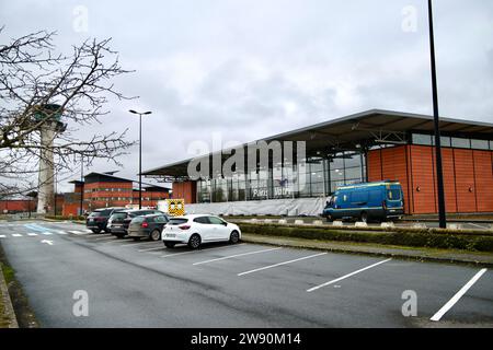 Marne, France. 23 décembre 2023. © PHOTOPQR/l'UNION DE REIMS/REMY WASSLART ; VATRY ; 23/12/2023 ; l'aéroport de Paris-Vatry (Marne) est fermé aux passagers depuis jeudi 21 décembre et l'arrivée d'un avion en provenance des émirats arabes Unis. L'appareil, qui transportait 303 Indiens, est immobilisé depuis 24 heures pour des soucis de traite d'êtres humains. Deux passagers ont été placés en garde à vue. L’aéroport Paris-Vatry (Marne) est fermé aux passagers depuis jeudi 21 décembre et l’arrivée d’un avion en provenance des Emirats Arabes Unis. L'avion, qui transportait 303 Indiens, a Bee Banque D'Images