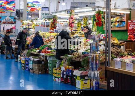 Coventry, West Midlands, Royaume-Uni. 23 décembre 2023. Le centre-ville de Coventry était très occupé par les acheteurs qui achètent leurs produits de Noël de dernière minute aujourd'hui. Le marché de Coventry était envahi par les acheteurs. Crédit : AG News/Alamy Live News Banque D'Images