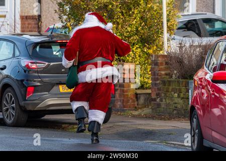 Radford, Coventry, Royaume-Uni. 23 décembre 2023. Le Père Noël a été vu rendre visite à des enfants dans un lotissement à Radford ce matin dans ce qui était une visite impromptue. Le Père Noël dansait dans la rue après avoir rendu visite à des enfants. Crédit : AG News/Alamy Live News Banque D'Images