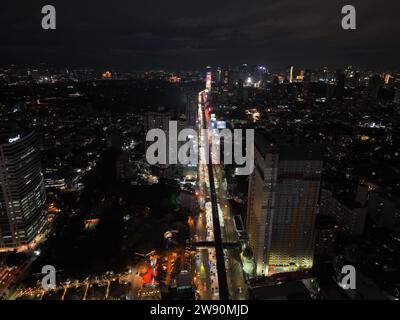 Manille, Philippines. 23 décembre 2023. Les voyageurs et les automobilistes subissent une circulation dense le samedi, quelques jours avant Noël. Les routes principales de la région métropolitaine de Manille, comme EDSA, connaîtront 10 % de trafic plus encombré à l'approche du jour de Noël. (Image de crédit : © Sherbien Dacalanio/Alamy Live News) Banque D'Images