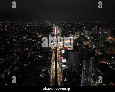 Manille, Philippines. 23 décembre 2023. Les voyageurs et les automobilistes subissent une circulation dense le samedi, quelques jours avant Noël. Les routes principales de la région métropolitaine de Manille, comme EDSA, connaîtront 10 % de trafic plus encombré à l'approche du jour de Noël. (Image de crédit : © Sherbien Dacalanio/Alamy Live News) Banque D'Images