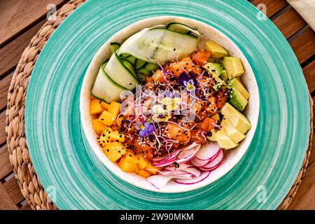 une image surplombant un bol de saumon et de légumes fraîchement préparé Banque D'Images