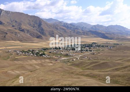 Plateau montagneux au-dessus d'un petit village sur la route de Kazarman, district de la région de Jalal-Abad dans l'ouest du Kirghizistan Banque D'Images