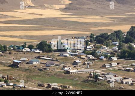 Plateau montagneux au-dessus d'un petit village sur la route de Kazarman, district de la région de Jalal-Abad dans l'ouest du Kirghizistan Banque D'Images