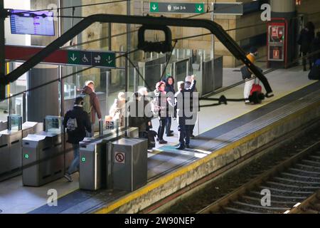 Oviedo, Espagne, le 23 décembre 2023 : plusieurs passagers se dirigent vers le train pendant que Renfe offre plus de 5 millions de billets pour un voyage de Noël, le 23 décembre 2023, à Oviedo, en Espagne. Crédit : Alberto Brevers / Alamy Live News. Banque D'Images