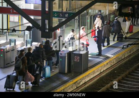 Oviedo, Espagne, le 23 décembre 2023 : plusieurs passagers se dirigent vers le train pendant que Renfe offre plus de 5 millions de billets pour un voyage de Noël, le 23 décembre 2023, à Oviedo, en Espagne. Crédit : Alberto Brevers / Alamy Live News. Banque D'Images