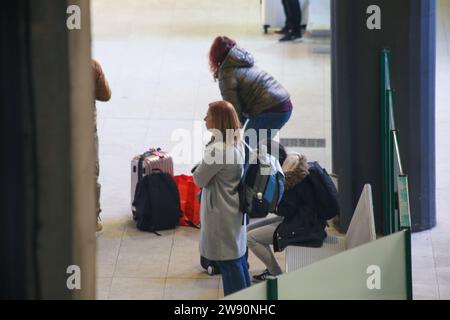 Oviedo, Espagne, le 23 décembre 2023 : plusieurs personnes attendent le train pendant que Renfe offre plus de 5 millions de billets pour voyager à Noël, le 23 décembre 2023, à Oviedo, en Espagne. Crédit : Alberto Brevers / Alamy Live News. Banque D'Images