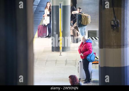 Oviedo, Espagne, le 23 décembre 2023 : plusieurs personnes attendent le train pendant que Renfe offre plus de 5 millions de billets pour voyager à Noël, le 23 décembre 2023, à Oviedo, en Espagne. Crédit : Alberto Brevers / Alamy Live News. Banque D'Images