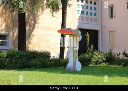 Septembre 09 2023 - Tirana en Albanie : Amanita muscaria célèbre, enchanteur et très toxique. Monument agarique de la mouche Banque D'Images