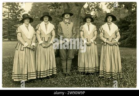 Carte postale originale des années 1920 de femmes, groupe de l'église St Paul, en robe fantaisie sur un thème religieux. Peut-être plymouth Brethren hommes et femmes. Sur le revers se trouve St Paul's (église) Fisherton, Salisbury, par Frederick Futcher et son fils Salisbury. Circa 1925. Banque D'Images