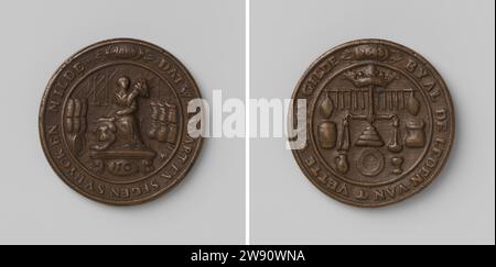 Vettwariersgilde van Middelburg, Gildepenning avec no 110, Anonyme, médaille de 1698 Médaille de cuivre. Devant : Femme avec corne rembourrée d'abondance à la main et armoiries sur ses pieds, assise au milieu des sacs à grain et des barils au-dessus du compartiment avec le numéro 110 ; en arrière-plan : navires dans Overschrift. Bémol : balances couronnées et équilibrées sous un bâton, sur lesquelles pendent des bougies et deux jambons ; à gauche une tonne, à droite un sac à grain ; en dessous, une oreille, un plat et un Roemer à l'intérieur Middelburg cuivre (métal) coulant Middelburg Banque D'Images