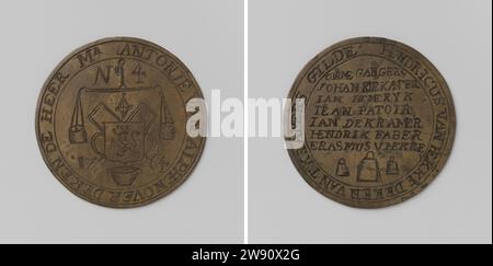 St. Nicolaas ou Kramersgilde van Zierikzee, Gildepenning avec non 4, Anonyme, médaille de 1764 médaille Brass Medal. Devant : blasons entre l'année en équilibre qui est en équilibre et le numéro n° 4 ; en dessous : taille sur laquelle un arc ou une tige se trouve dans un changement. Côté tours : inscription au-dessus de trois poids dans la couverture Zierikzee laiton (alliage) gravure Zierikzee Banque D'Images