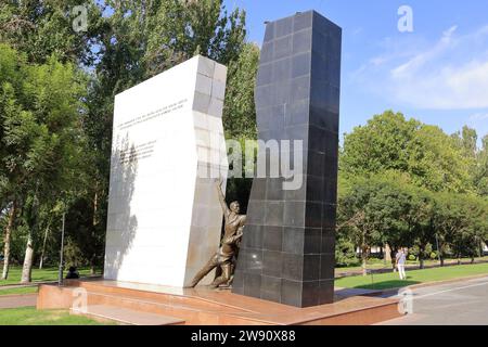 Août 18 2023 - Bichkek au Kirghizistan, Asie centrale : monument près de la stèle de l'amitié des peuples dans le centre de la capitale kirghize Banque D'Images