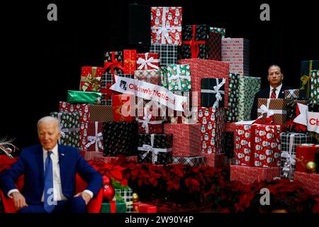 Un agent du service secret se tient parmi des piles de cadeaux emballés alors que le président américain Joe Biden et la première dame Dr. Jill Biden lisent Twas la nuit avant Noël aux enfants de l'hôpital national pour enfants le 22 décembre 2023 à Washington, D.C. le président et la première dame rendent visite à des patients et à des membres de leur famille à l'Hôpital national des enfants avant le week-end des vacances de Noël. Copyright : xJuliaxNikhinsonx/xPoolxviaxCNPx/MediaPunchx Banque D'Images