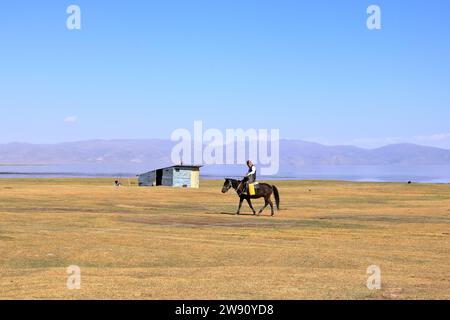 Août 23 2023 - lac Song kol au Kirghizistan : les nomades vivent leur vie ordinaire sur les pâturages d'été Banque D'Images